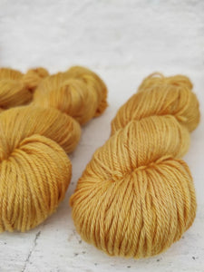 Merino y seda mostaza brillante Luz de Verbena