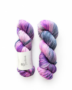 Penumbra violeta · Merino y seda (75/25)